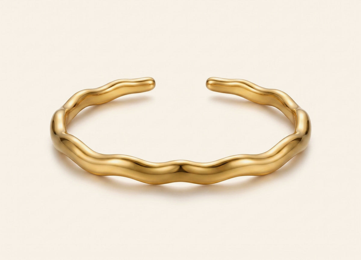 Lex Bangle in slim rippled 18k gold PVD over 316L steel, Mother size